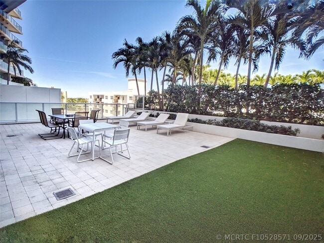Building Photo - 3101 Bayshore Dr