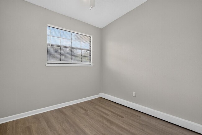 Building Photo - 255 Woodside Dr
