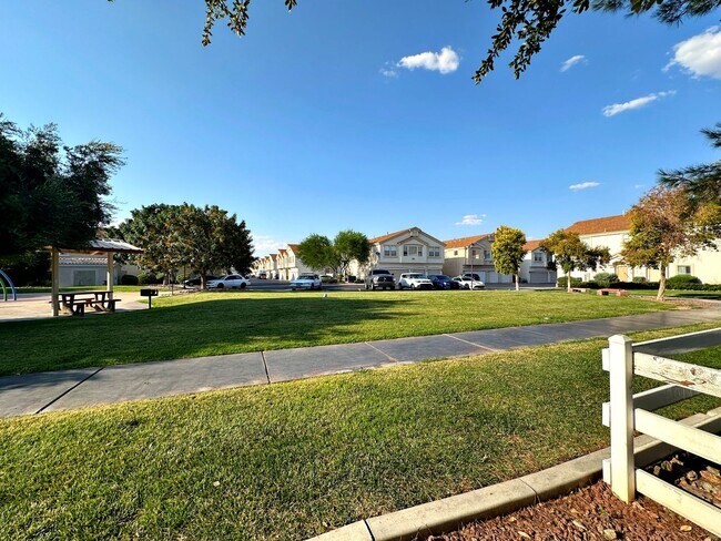 Building Photo - 1 WEEK FREE RENT!! 3 BEDROOM TOWNHOME WITH YARD + 2 CAR GARAGE IN GATED HENDERSON COMMUNITY