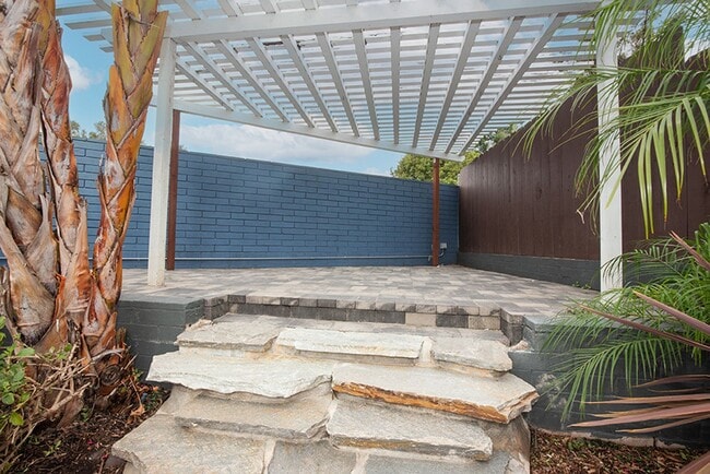 Building Photo - Charming Three Bedroom 2 Bath Home with Spacious Backyard for Entertaining!