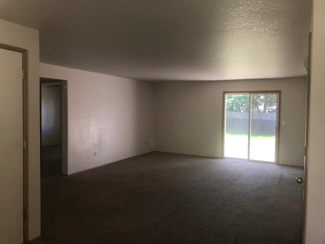 Building Photo - This one level charmer won't last long! 3 ...