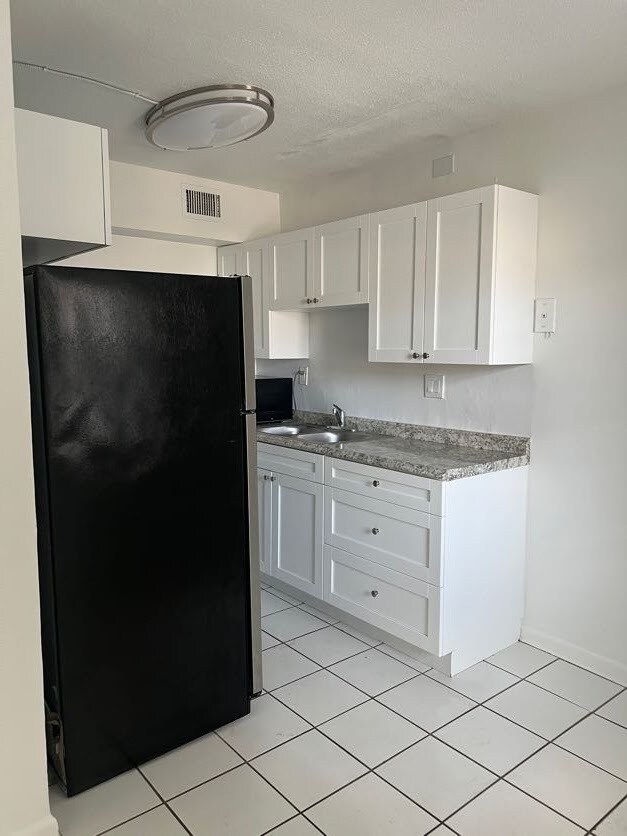 Building Photo - 374 Sunshine Dr