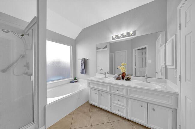 Building Photo - 2411 Colonial Springs Ln