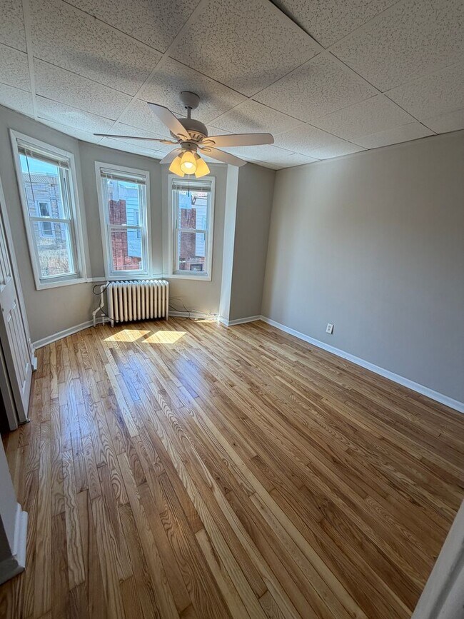 Building Photo - Move-In Ready 3BR/1BA South Philly Rowhome with In-Unit Laundry — 3BR Housing Choice Vouchers Wel...
