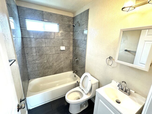Building Photo - Charming, Humble Yet Inviting 2 Beds 1 Bat...