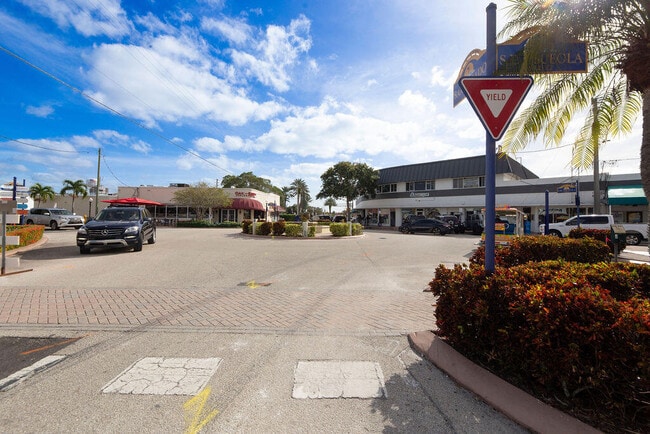 Building Photo - 333 SE Martin Ave