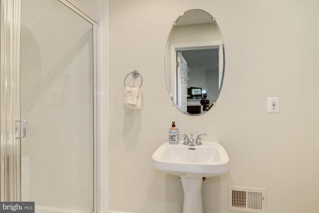 Building Photo - 4005 Mansion Dr NW