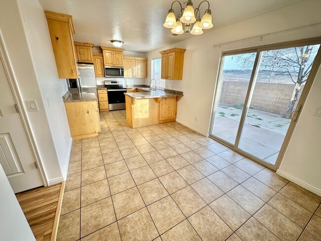 Building Photo - 3 Bedroom End Unit Townhome!