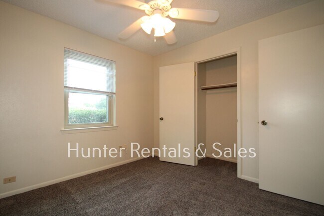 Building Photo - Mountain of Amenities!