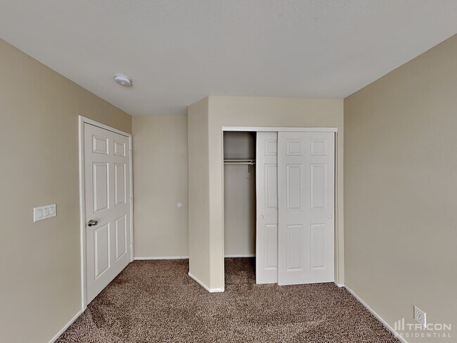 Building Photo - 2132 Meadow Green Ave
