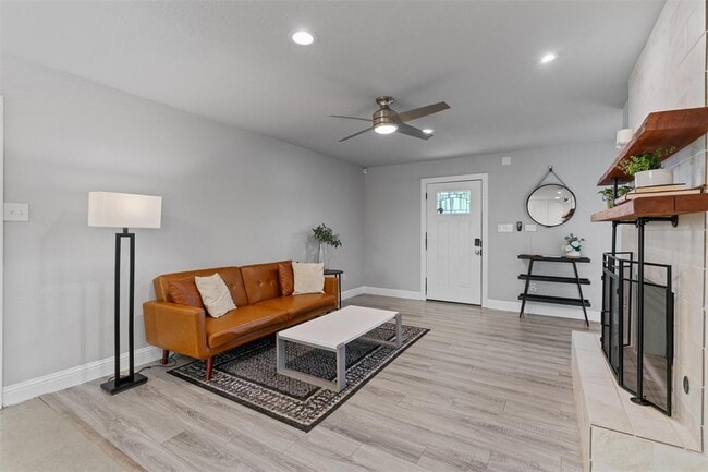 Building Photo - 3112 Val Dr