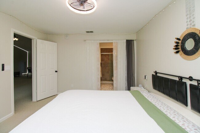 Building Photo - 5767 Deauville Cir