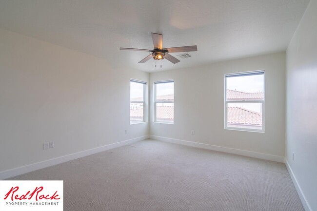 Building Photo - Spacious 2 Bedroom Unit in Desert Color Wi...