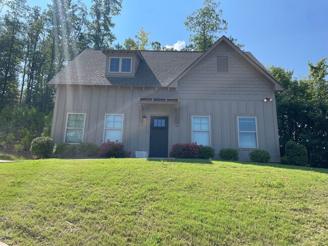 Building Photo - Spacious 3 Bedroom Home with Primary Suite on Main Level