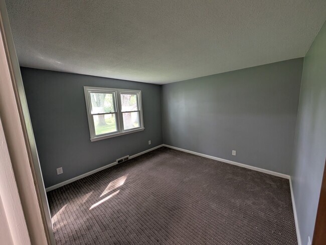 Building Photo - 2 Country Gables Cir