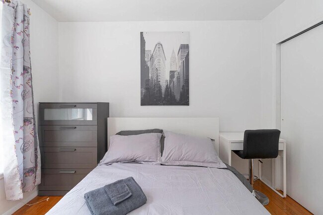 Building Photo - 238 E 95th St