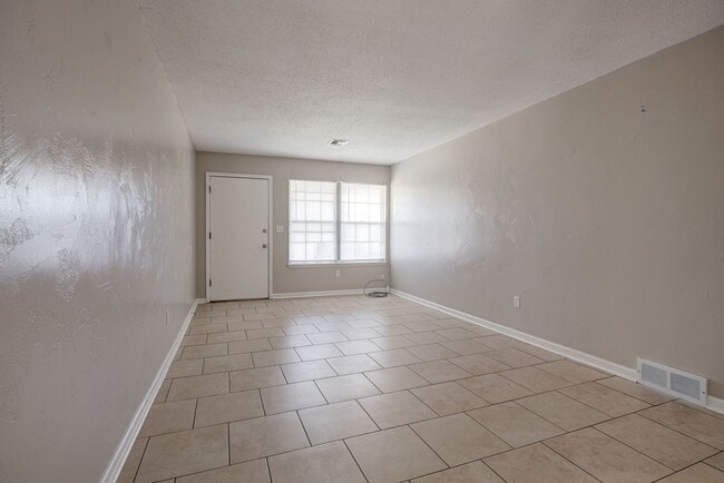 Building Photo - First Full Month's Rent Free! Spacious 3BD/1.BTH Home in Spencer