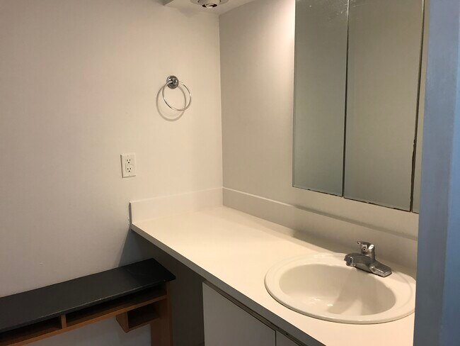 Building Photo - 6904 N Kendall Dr