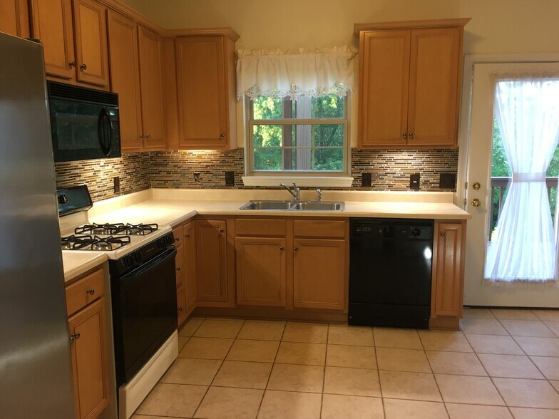 Building Photo - 2426 Rochester Rd