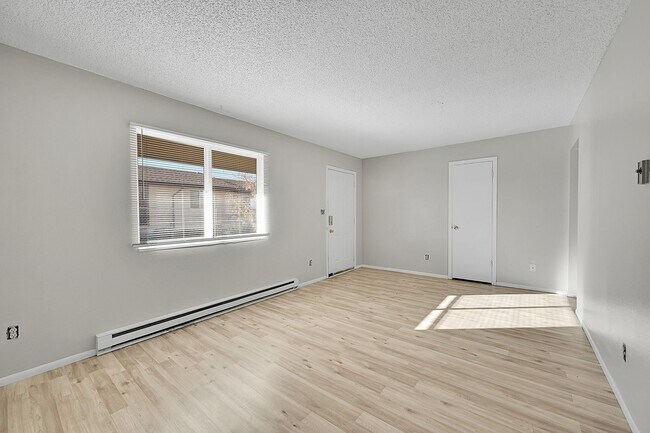 Building Photo - UPDATED 2bed 1bath duplex with fenced yard, WASHER + DRYER