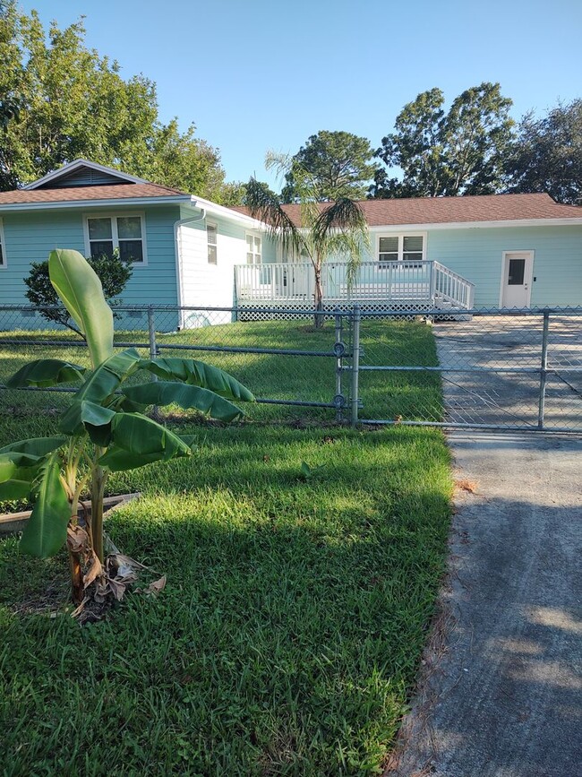 Building Photo - Remodeled 4-2 beaches home, plenty of fenc...