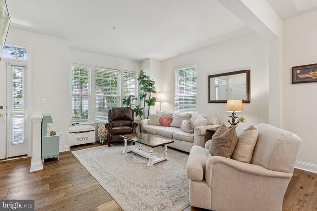 Building Photo - 856 Stonehurst Ct
