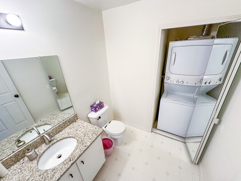 Building Photo - 1872 Lindsay Ln