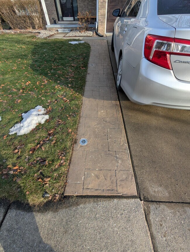 Building Photo - 7074 Foxridge Dr