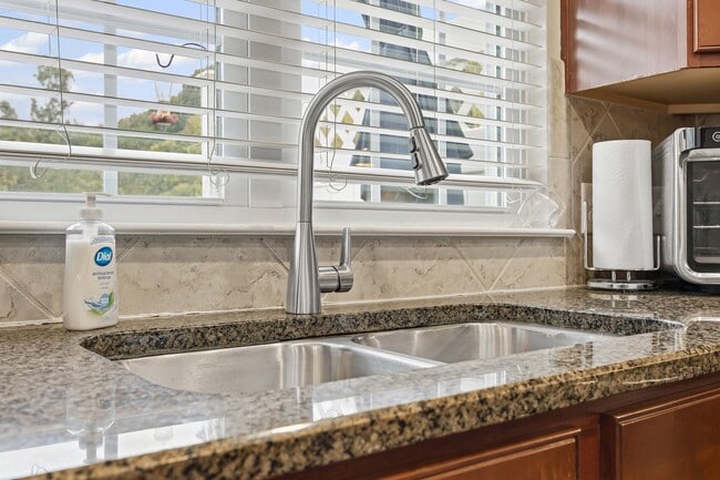 Building Photo - Extremely well-maintained 3-bedroom, 3.5 bath townhome in Baxter Village!