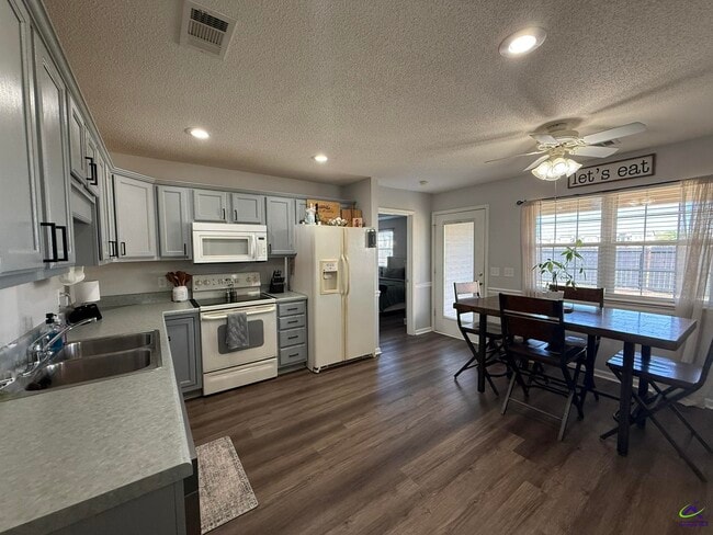 Building Photo - 107 White Tail Ln