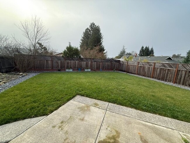 Building Photo - 3 Bedroom/2 Bathroom Home Available in Rincon Valley!