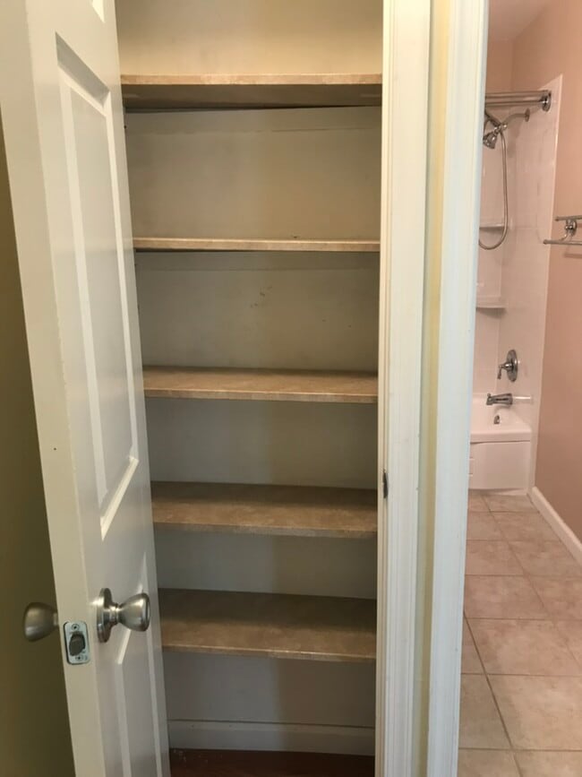 Building Photo - 320 Roanoke Dr SE