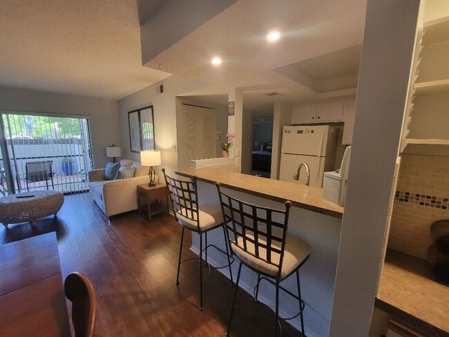Building Photo - Lovely bottom floor UN-furnished condo Por...