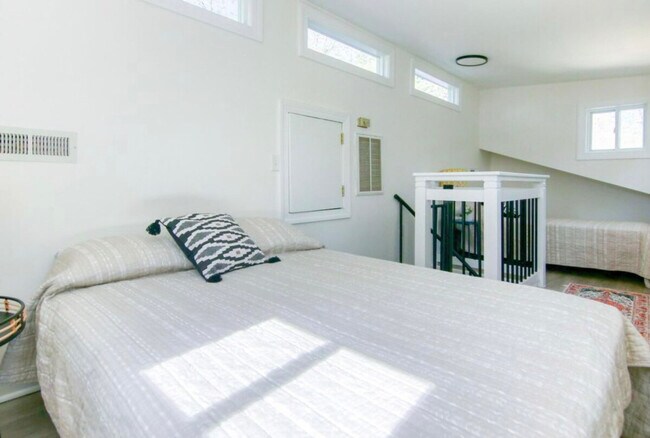 Building Photo - 452 Riverland Dr