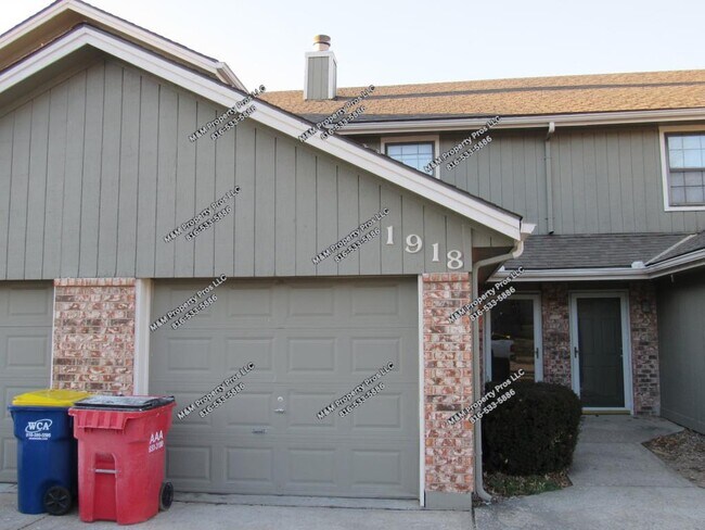 Building Photo - 1918 NE Knollbrook St