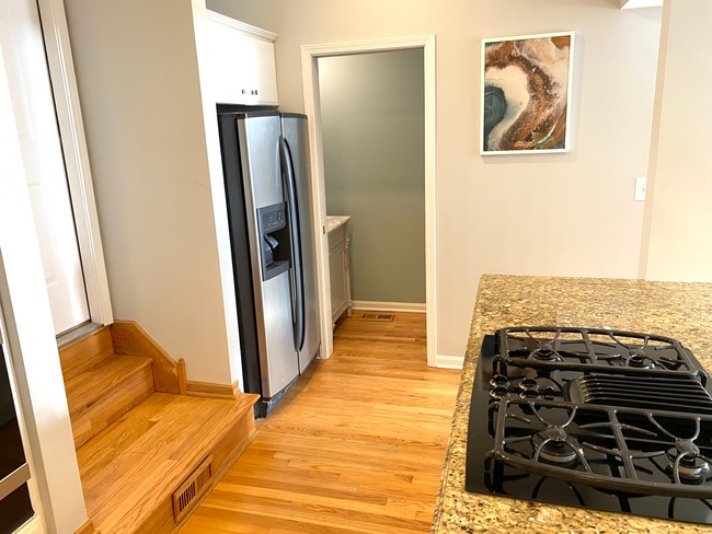 Kitchen - 2017 N Lincoln Ave