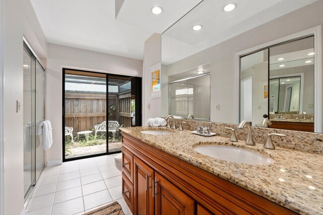 Building Photo - 130 Queen Catherina Ct