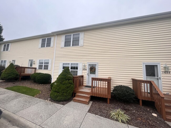 Building Photo - Conveniently located 2 Bedroom, 1.5 Bath T...