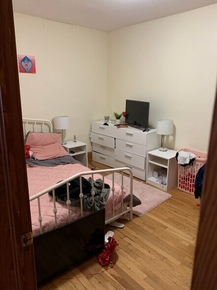 Building Photo - 156 BENSON ST