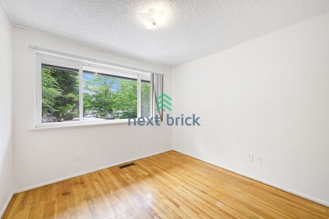 Building Photo - Beautiful Single Family House Bellevue Ava...