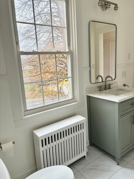 Building Photo - 142 Main St