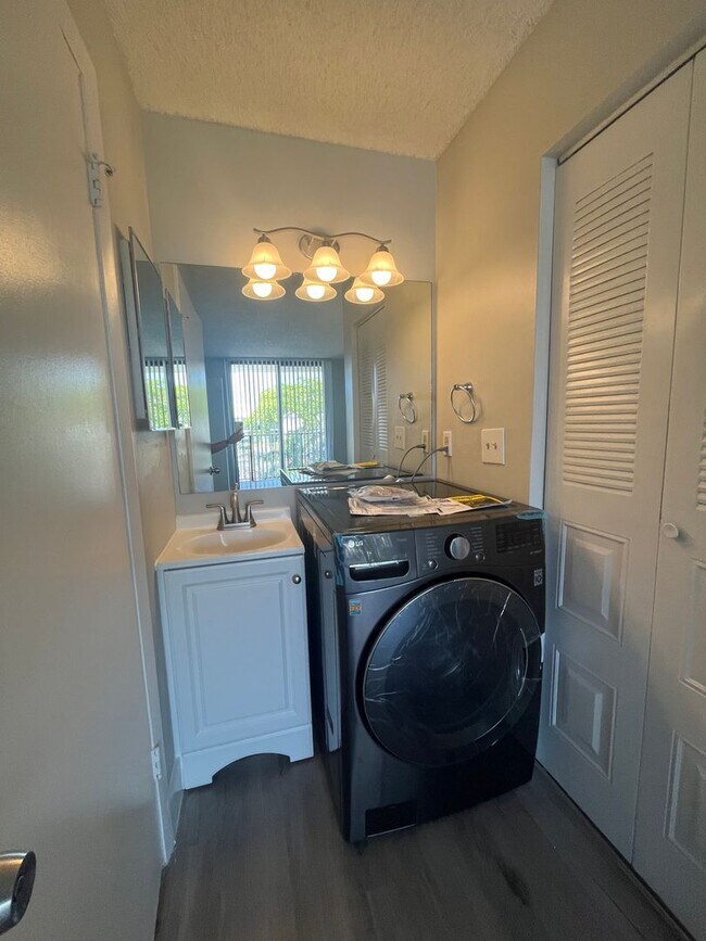 Building Photo - ONE BEDROOM ONE BATHROOM ! WITH W/D!!