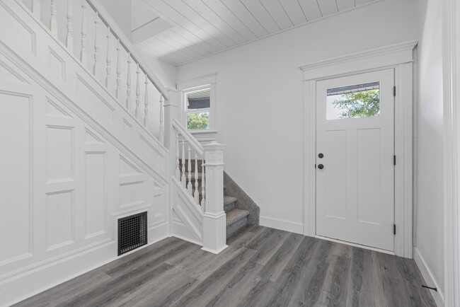 Building Photo - 5 Bed 2 Bath MODERN HERITAGE HOME