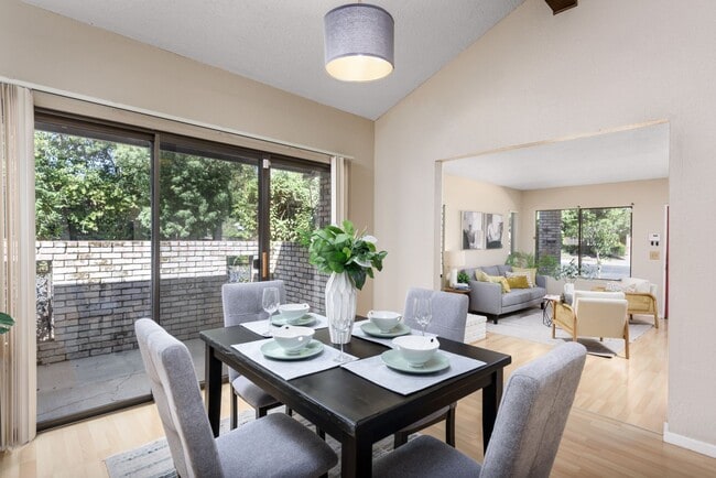 Building Photo - 2 bed 1 bath home w/ garage and yard, biking distance to UC Davis campus and downtown