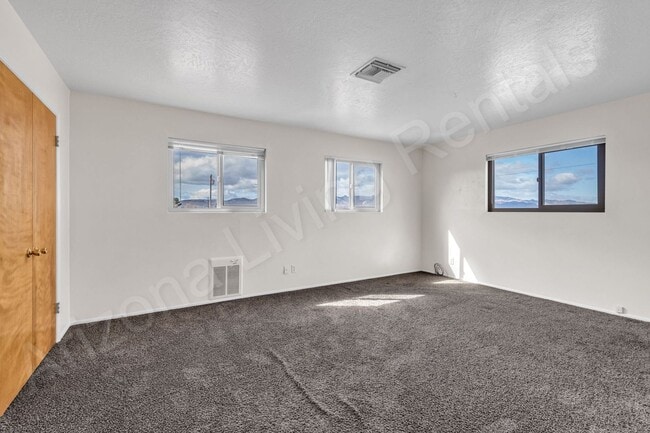 Building Photo - PET FRIENDLY CENTRALLY LOCATED ON ONE ACRE