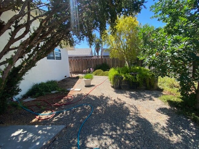 Building Photo - Updated property with luxury Appliances in a prime location in Livermore