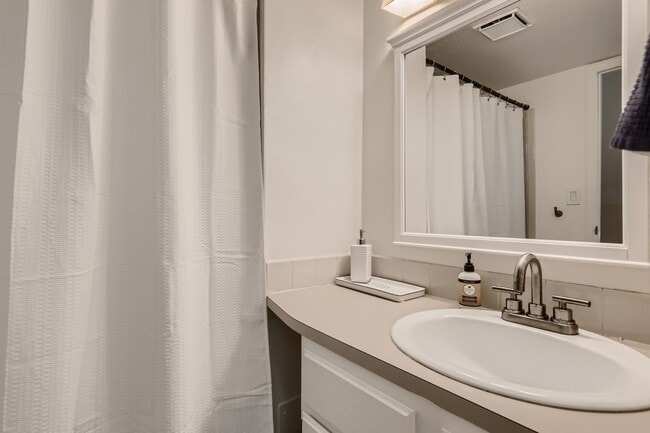 Building Photo - 3117 Bell Dr