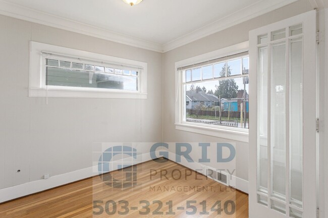 Building Photo - Two Bedroom Craftsman Available in Woodstock!