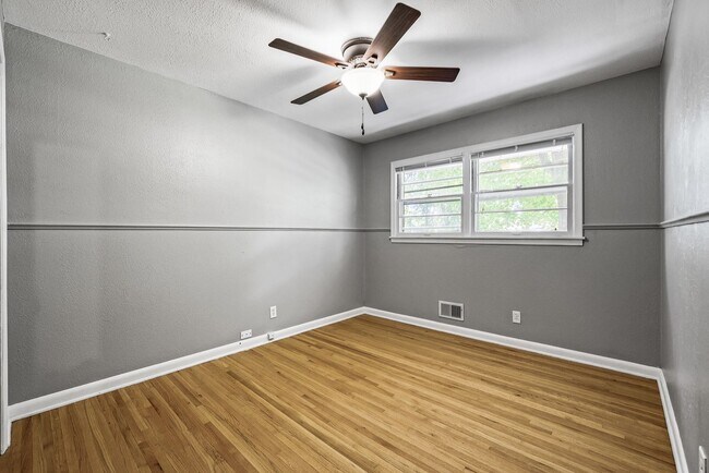 Building Photo - Gorgeous Shoreview House 3BR 1 Bath  Available Early May!