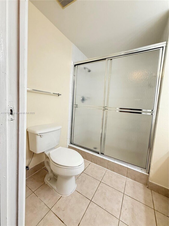 Building Photo - 7940 N Nob Hill Rd